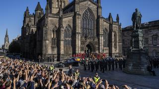 Millones de británicos le rinden un último homenaje a la reina Isabel II con ramos de flores en Escocia y Londres - FOTOS