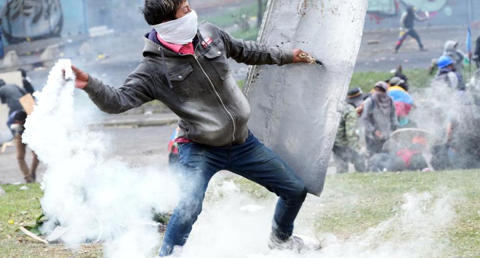Un manifestante devuelve un bote de gas lacrimógeno durante los enfrentamientos con la policía en el centro de Quito, Ecuador, el viernes 24 de junio de 2022. (Foto AP/Dolores Ochoa).