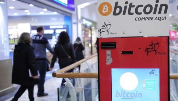 Ya hay cajeros automáticos que reciben o expiden bitcoins. Este se en cuentra en Barcelona, España. (Foto: Getty Images