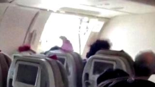 Arrestan a pasajero que abrió la puerta de emergencia de un avión en pleno vuelo en Corea del Sur | VIDEO