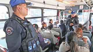 México: Policías viajan en buses para impedir asaltos