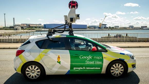 Un vehículo de Google Street View recopila imágenes para Google Maps mientras conduce por una calle de Calais, en el norte de Francia, el 29 de julio de 2015. (Foto de Philippe HUGUEN / AFP)