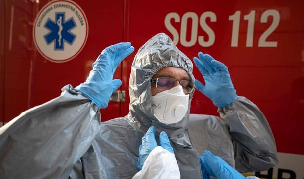 Personal de emergencia de Eslovaquia se alista para atender a pacientes de coronavirus. (AFP / JOE KLAMAR).