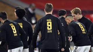 Jugadores del Wolverhampton muestran su apoyo a Raúl Jiménez en el calentamiento previo a enfrentar al Liverpool