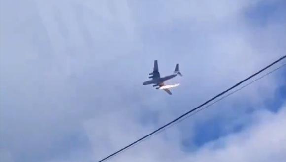 El avión de transporte militar Il-76 de Rusia volaba con fuego en uno de sus motores antes de estrellarse. (Captura de video).