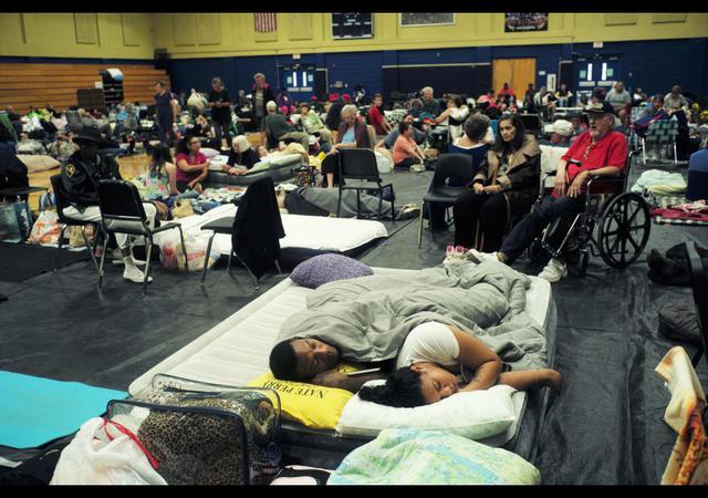 Cientos se refugian en Florida a la espera del huracán Matthew - 1