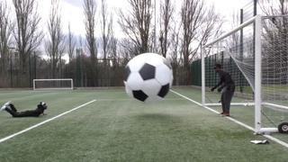 ¿Podrías meterle gol a un arquero de ojos vendados? [VIDEO]