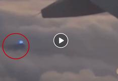 YouTube: OVNI azul aparece al costado de un avión atemorizando pasajeros