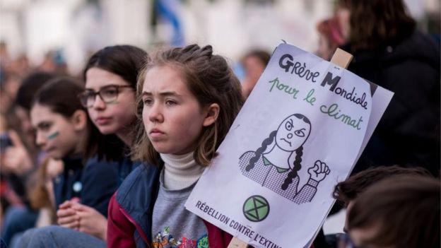 Miles de personas, entre ellos estudiantes, protestaron en marzo en la provincia canadiense de Quebec por la inacción ante el cambio climático. (Foto: AFP)