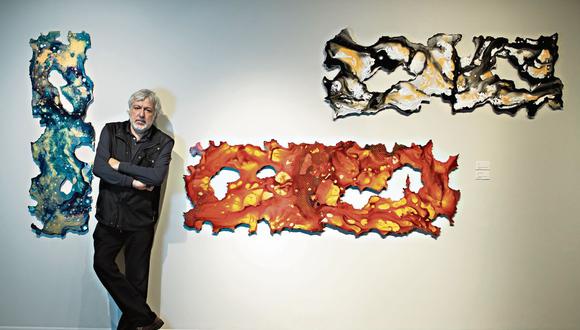 El artista junto a una obra de gran formato de su "Serie Nasca". (Foto: César Campos)