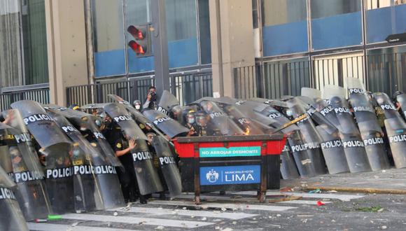 La turba no solo agredió a los agentes del orden, sino también arremetieron contra periodistas. (Foto: GEC)