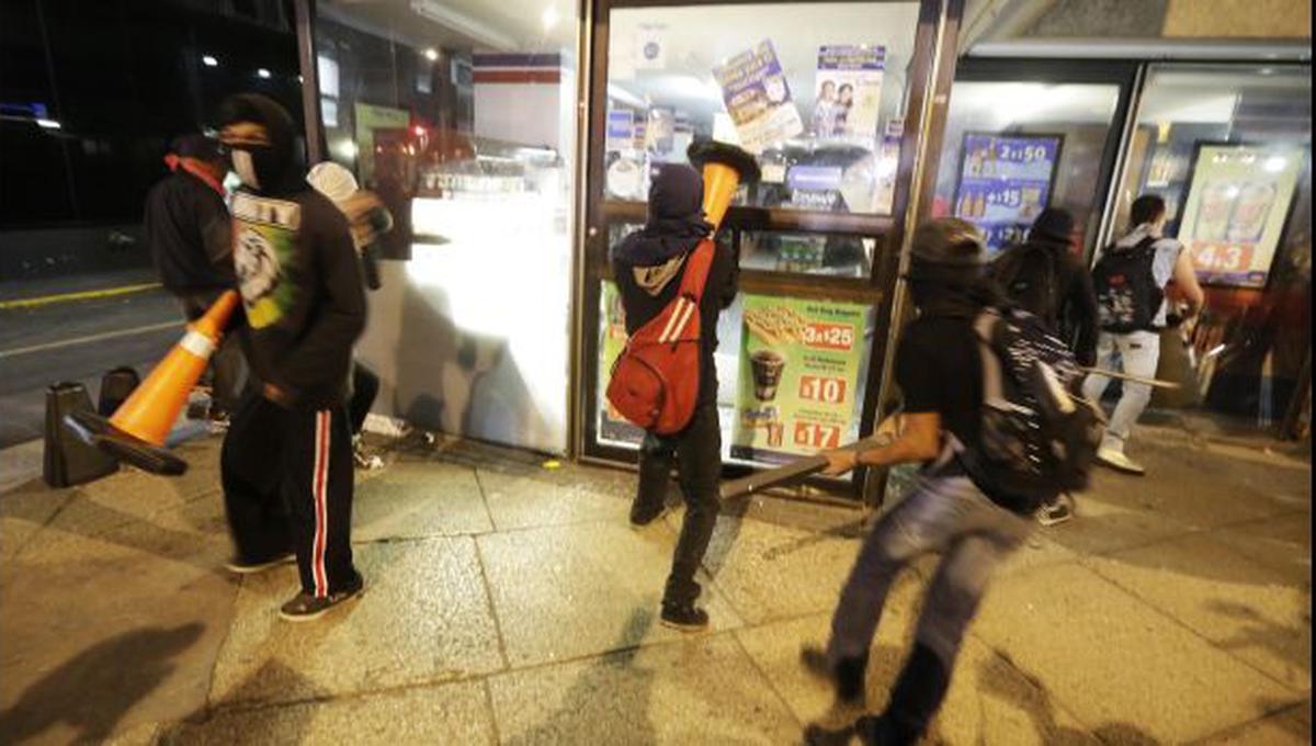 México: Encapuchados causan destrozos tras marcha pacífica