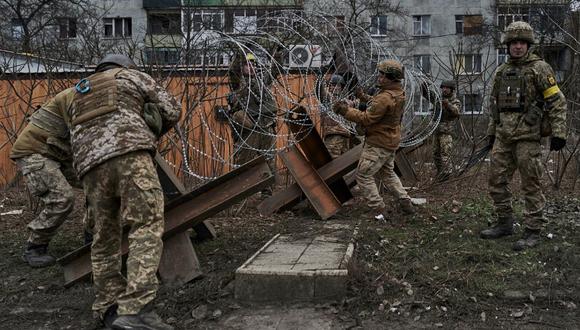 Soldados ucranianos preparan barricadas en Bakhmut. (Foto de Libkos / AP)