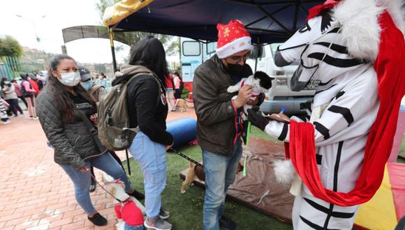 Varias personas inscriben a sus mascotas este jueves, para participar del concurso de disfraces navideños, en la casa de la mascota en La Paz (Bolivia). (Foto: EFE/Martin Alipaz).