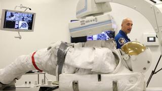 NASA lleva a sus trajes espaciales a visitar al médico