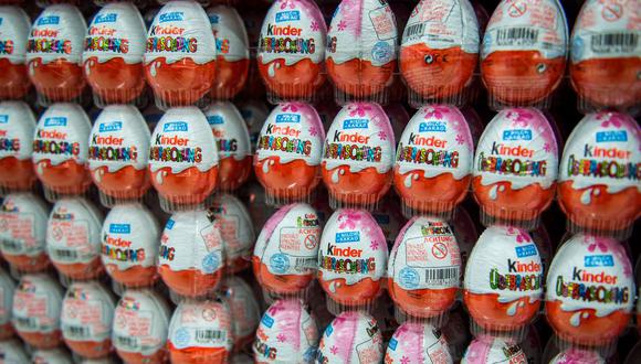 Una foto de archivo tomada el 18 de noviembre de 2014 muestra huevos Kinder de chocolate en un supermercado en Hannover, Alemania. (OLE SPATA / DPA / AFP).