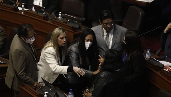 Isabel Cortez y otros miembros del Congreso estaban hablando con Wilson Soto (sentado) cuando se acercó María del Carmen Alva para continuar con la discusión. (Foto: GEC)