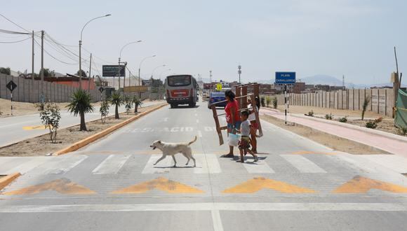 Los cruces peatonales son elevados para reducir la velocidad de los autos, pero no todos los ingresos a los distritos tienen dicha infraestructura. (Foto: Juan Ponce/El Comercio)