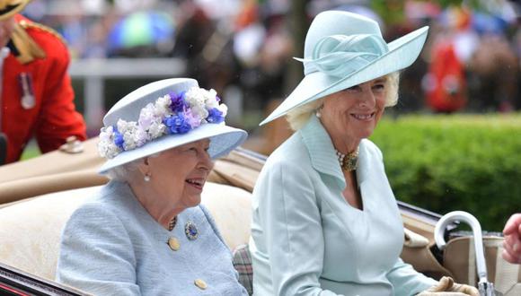 La reina Isabel II de Gran Bretaña (izquierda) y la duquesa Camilla de Cornualles (derecha) de Gran Bretaña en Ascot, al oeste de Londres. (Foto: Archivo/Daniel LEAL-OLIVAS / AFP)