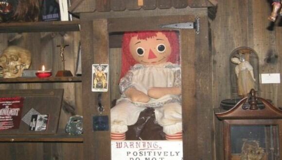 La muñeca Annebelle se encuentra resguardada en una caja de vidrio y madera, pues se cree que está asociada a un espíritu sumamente negativo. (Foto: Warren Occult Museum/composición)