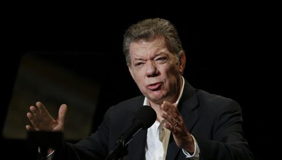 El presidente Juan Manuel Santos habla durante un evento que marca un año desde la firma del acuerdo de paz con las Fuerzas Armadas Revolucionarias de Colombia, FARC, en el Teatro Colón de Bogotá, Colombia. (Foto: AP/Ricardo Mazalan, Archivo)