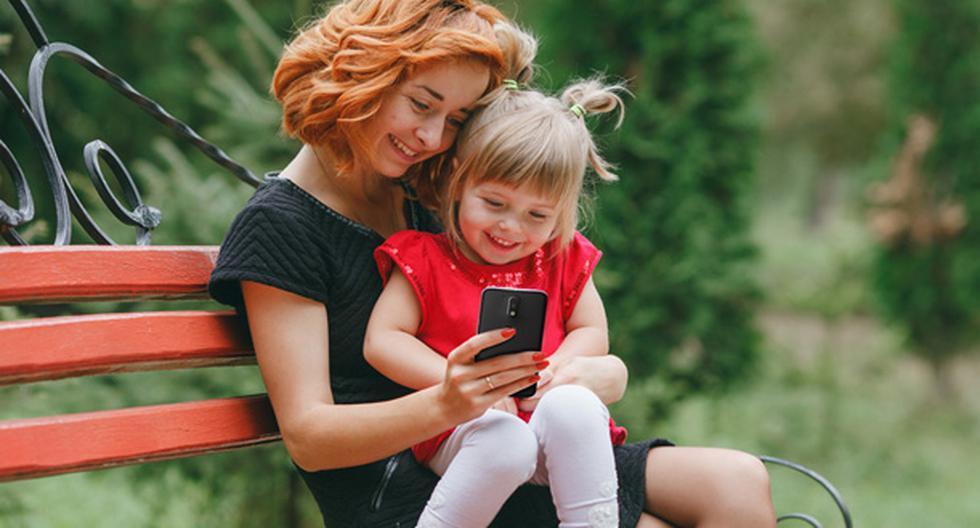 Quedan pocos días para el Día de la Madre y si piensas comprarle un smartphone a tu mamá, toma en cuenta estos consejos. (Moto)