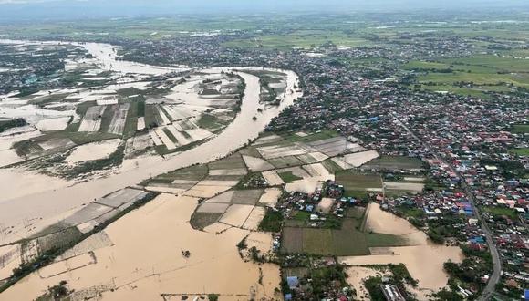 Una comunidad inundada durante una inspección en la provincia de Bulacan, Filipinas.