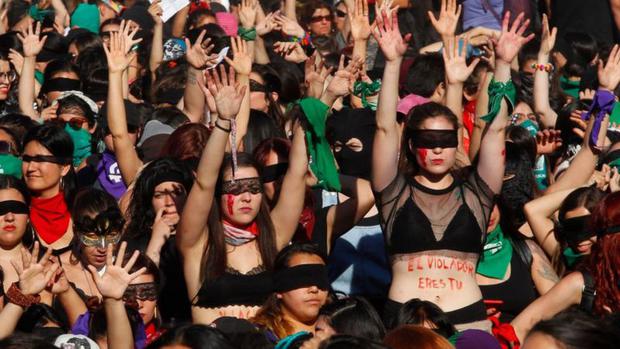 Tras el estallido social en Chile, en octubre de 2019, miles de mujeres salieron a las calles a reclamar por sus derechos. "Un violador en tu camino", del colectivo Las Tesis, se convirtió luego en un himno feminista mundial. (Foto: Getty Images, vía BBC Mundo). 

