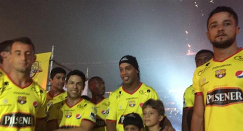 Ronaldinho Gaucho con la camiseta del Barcelona de Ecuador (Foto: Twitter)