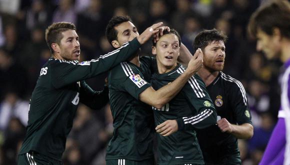 Özil y Ramos coincidieron en Real Madrid. (Foto: AFP)