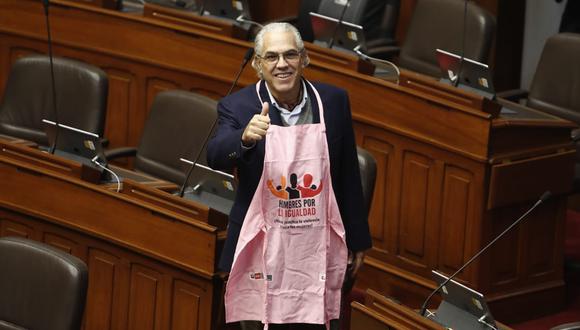 El parlamentario Gino Costa no dudó en levantar el dedo pulgar y posar para las cámaras en apoyo a la campaña "Fuerza Sin Violencia". (Foto: César Campos / GEC)