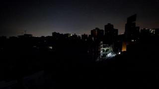 Gran parte de Venezuela sigue sin luz después de 22 horas