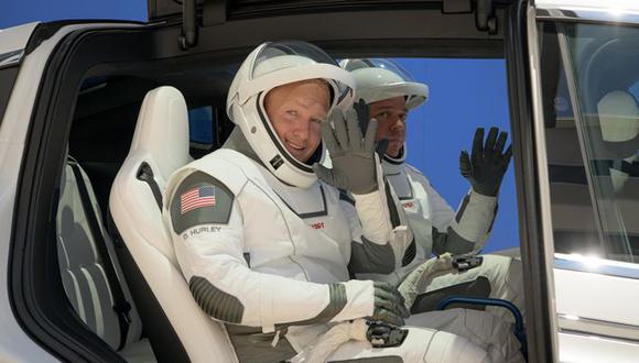 Los astronautas viajan en un vehículo Tesla hasta la nave de lanzamiento, como se ve en esta imagen tomada durante uno de los ensayos de la misión. (Foto: NASA)
