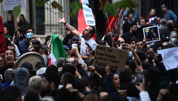 La gente participa en una manifestación en apoyo de los manifestantes iraníes en París.
