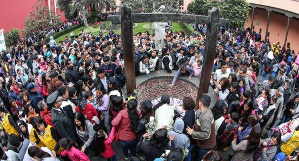 Fieles se aglomeran en el santuario de Santa Rosa de Lima, en la primera cuadra de la avenida Tacna, para dejar sus cartas en el tradicional pozo de los deseos. (Foto: Andina)