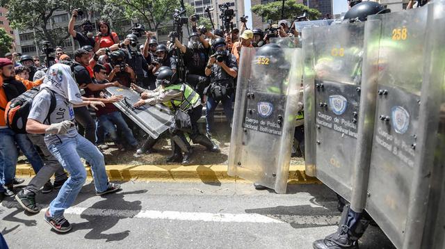 Duros enfrentamientos entre la policía y opositores en Caracas - 9