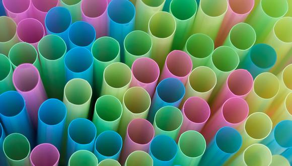 Nestlé está desarrollando nuevos materiales basados en papel y polímeros biodegradables igualmente reciclables para reemplazar las cañitas de plástico. (Foto: Reuters)