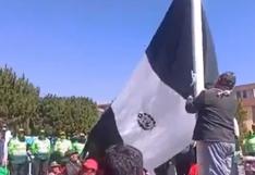 Día de la Bandera: en Puno ciudadanos intentan izar bandera de color negro