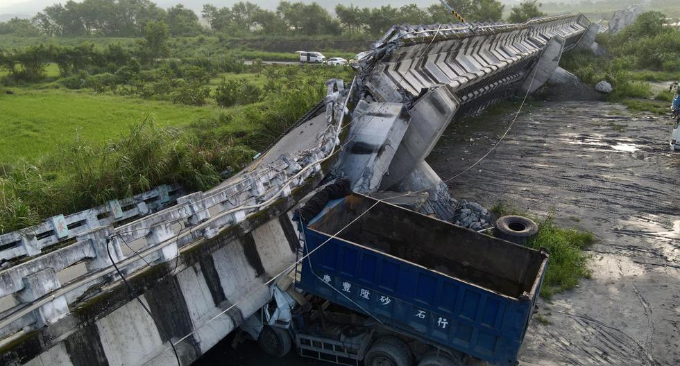 Una foto tomada por un dron muestra el puente Gaoliao que se derrumbó después de que un terremoto de magnitud 6,9 azotara Taiwán. (EFE/EPA/RITCHIE B. TONGO).
