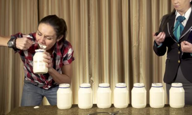 Mujer establece nuevo Record Guinness al comerse 3 frascos de mayonesa en 3  minutos, VIRALES