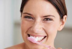 8 trucos que toda mujer debe saber para cuidar sus dientes en su centro laboral