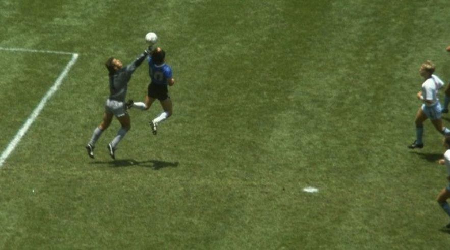 Copa del Mundo 1986: en el duelo entre Inglaterra y Argentina, por los cuartos de final del torneo, Diego Maradona anotó un gol con la mano, la cual fue bautizada como la "Mano de Dios". El resultado final fue 2-1 a favor de los albicelestes, que a la postre se volverían los campeones. (Foto: AFP)
