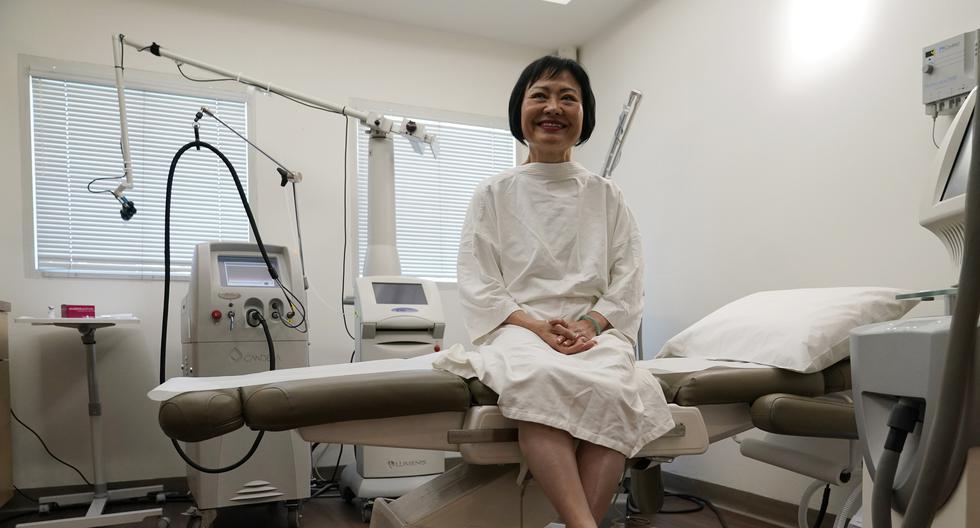 Kim Phuc en la clínica dermatológica de la doctora Jill Waibel, en Miami. Allí, Phuc recibió tratamiento para aliviar sus dolores. AP
