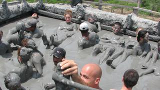 Date un baño de lodo en el volcán El Totumo en Colombia