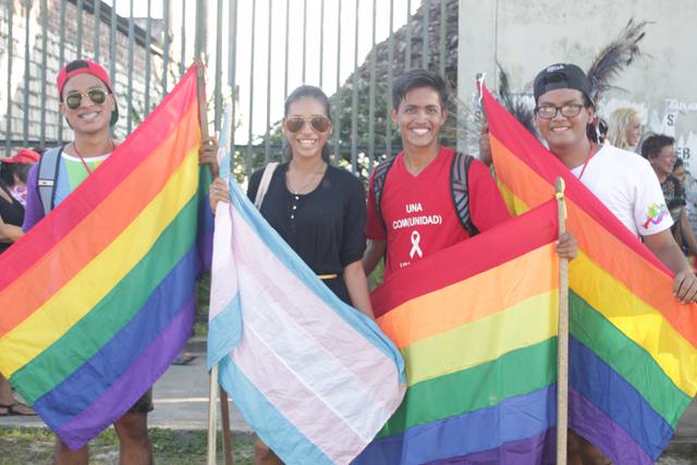 Ciudadanos de diferente orientación sexual recorrieron esta tarde las principales calles de Iquitos (Loreto) para exigir respeto e igualdad en un colorido desfile denominado "La Marcha Regia" (Foto: Daniel Carbajal)