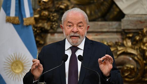 El presidente de Brasil, Luiz Inacio Lula da Silva, habla durante una conferencia de prensa conjunta con el mandatario de Argentina Alberto Fernández, el 23 de enero de 2023. (LUIS ROBAYO / AFP).