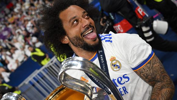 TOPSHOT - Real Madrid's Brazilian defender Marcelo celebrates with the Champions League trophy after Madrid 's victory in the UEFA Champions League final football match between Liverpool and Real Madrid at the Stade de France in Saint-Denis, north of Paris, on May 28, 2022.  (Photo by Paul ELLIS / AFP)
