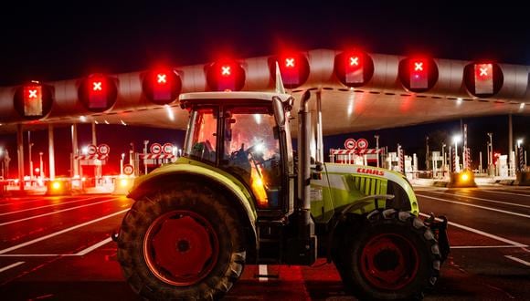 Los agricultores bloquean la autopista A10 con tractores al suroeste de París, Francia, durante una protesta contra los impuestos y la disminución de los ingresos. (Foto de Dimitar DILKOFF / AFP).