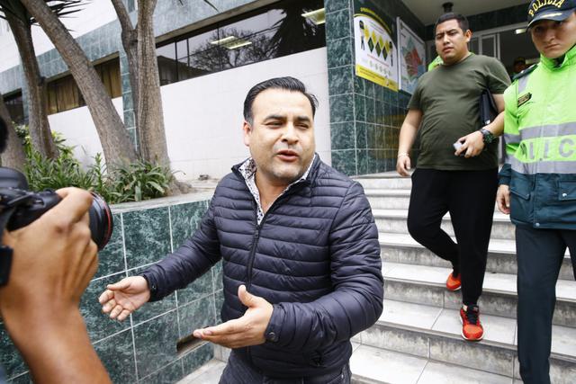 Juan Carlos Orderique, conductor del programa televisivo ‘Sí va a salir’, fue intervenido y trasladado a la comisaría tras presuntamente ocasionar un accidente de tránsito. (Foto: Allengino Quintana)
