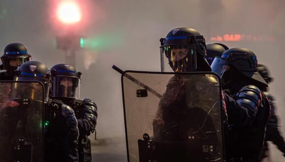 Policías antidisturbios franceses montan guardia durante la 'Marcha por nuestras pensiones' encabezada por varias asociaciones juveniles, en París, Francia, el 21 de enero de 2023. (Foto referencial de EFE/EPA/CHRISTOPHE PETIT TESSON)